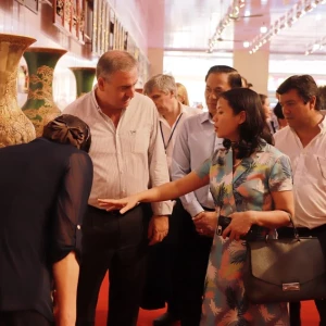 Chủ tịch Liên minh Hợp tác xã quốc tế thăm Gốm Tâm Linh Việt